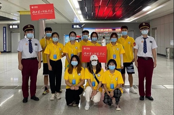 湖北第二师范学院迎新队伍